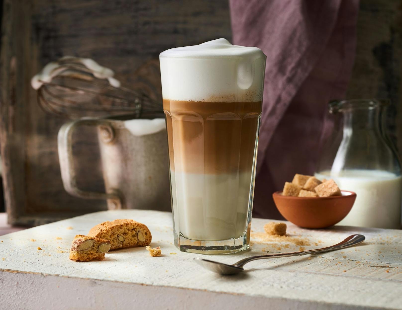 <strong>Latte macchiato:</strong> Diese Kaffeevariante aus Italien war ursprünglich für Kinder gedacht. Auf einen Espresso kommt viel heiße Milch samt Milchschaum.