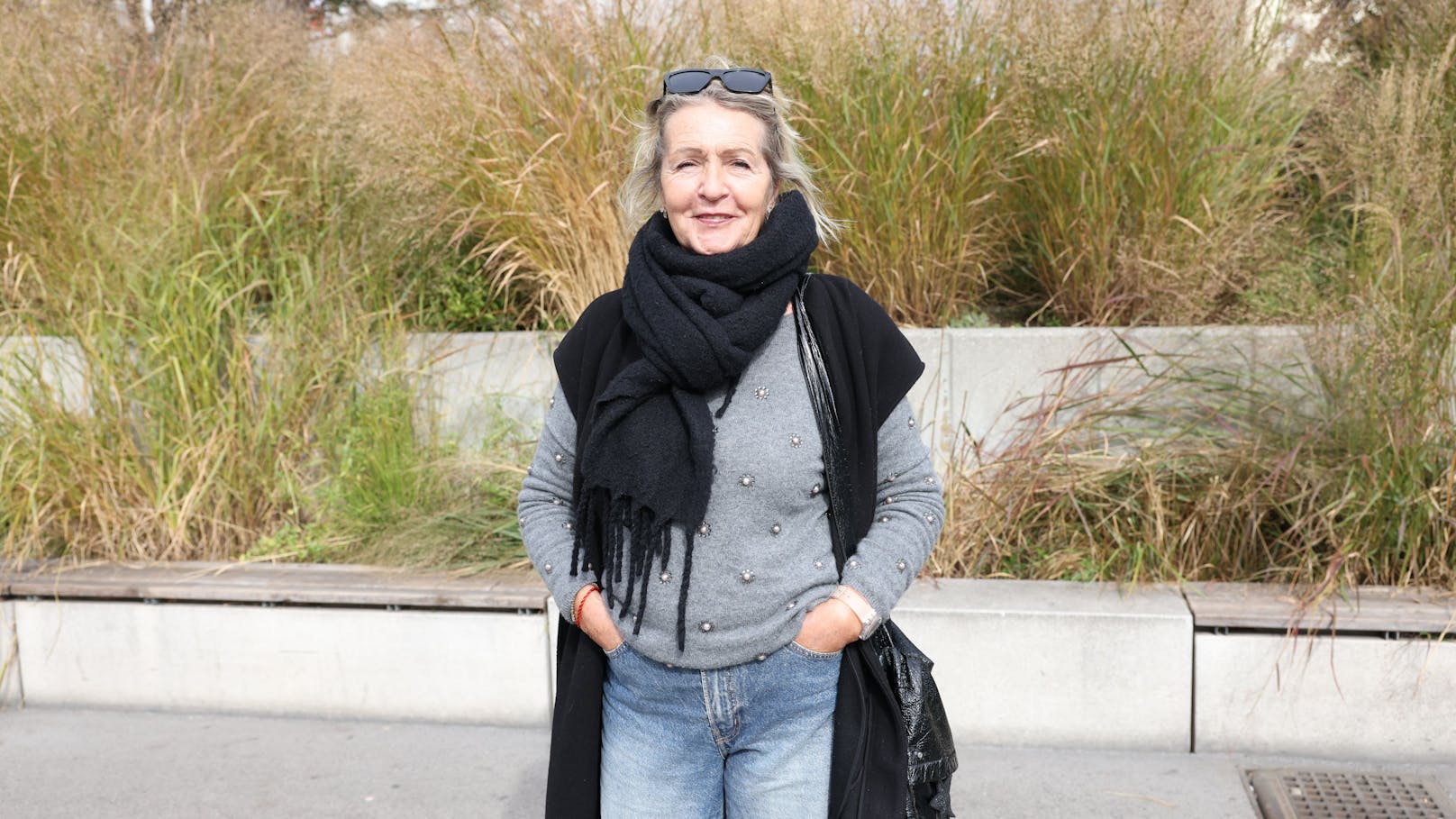 Petra (71) hat sich am Reumannplatz noch nie unsicher gefühlt – sie ist überrascht vom tollen Shopping-Angebot.