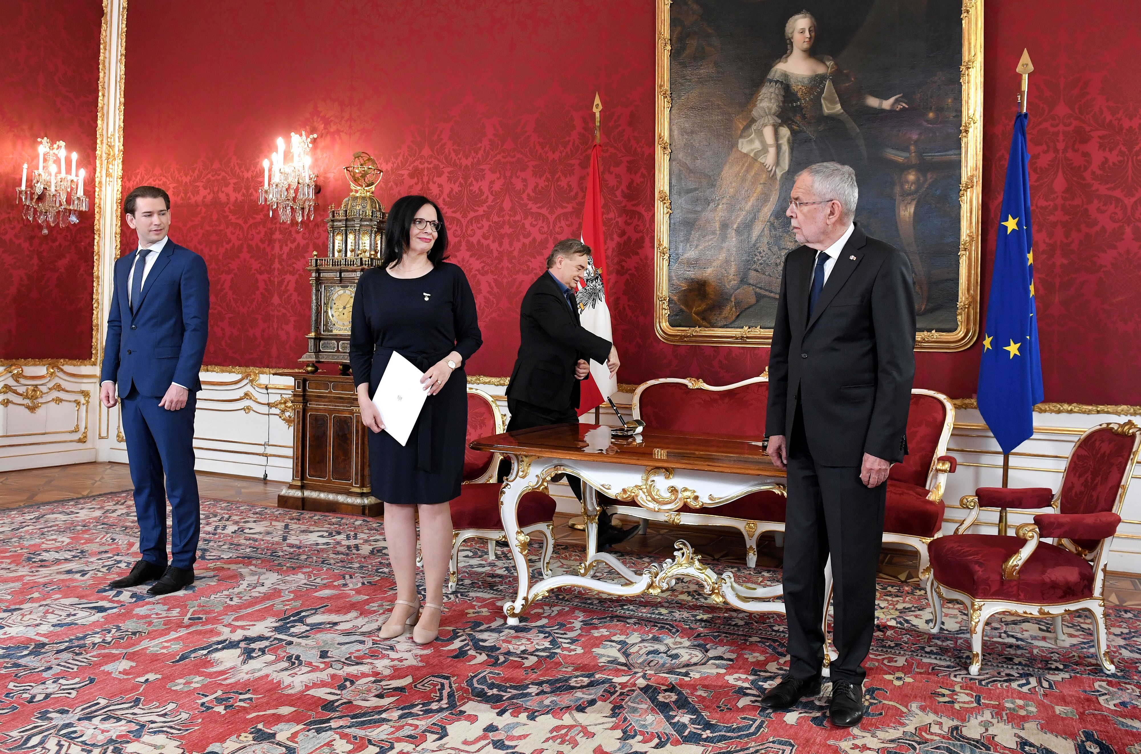 Andrea Mayer bei ihrer Angelobung als neue Staatssekretärin für Kunst- und Kultur am 20. Mai 2020 zwischen dem damaligen Kanzler Sebastian Kurz (VP), Vize Werner Kogler und Präsident Alexander Van der Bellen.