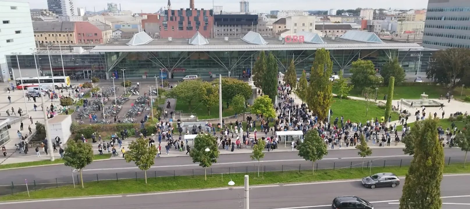 Der gesamte Linzer Hauptbahnhof wurde am Dienstagnachmittag evakuiert.