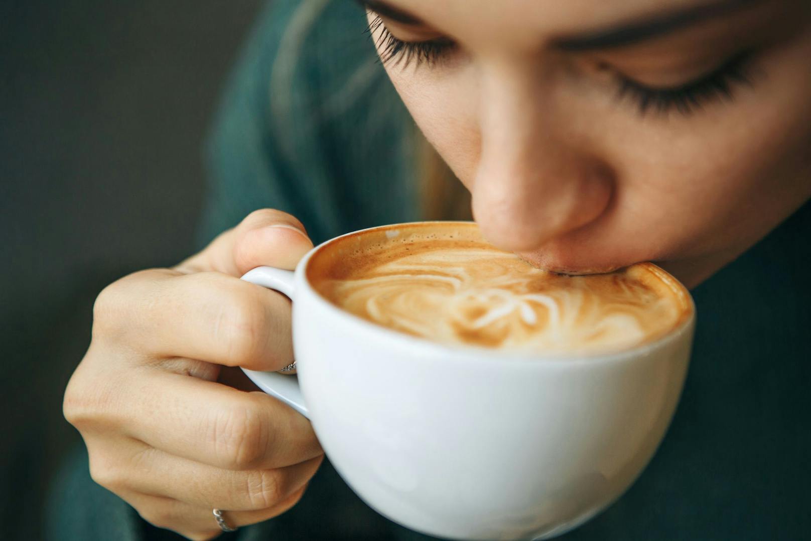 <strong>Flat White:</strong> Das Trendgetränk aus Australien muss von der Wiener Melange und dem Cappuccino ebenfalls unterschieden werden. Während die beiden anderen Kaffeearten in der Regel mit einem einfachen Espresso zubereitet werden, kommt in den Flat White ein doppelter. Der darauffolgende, feinporigere Milchschaum schließt außerdem mit dem Tassenrand ab.