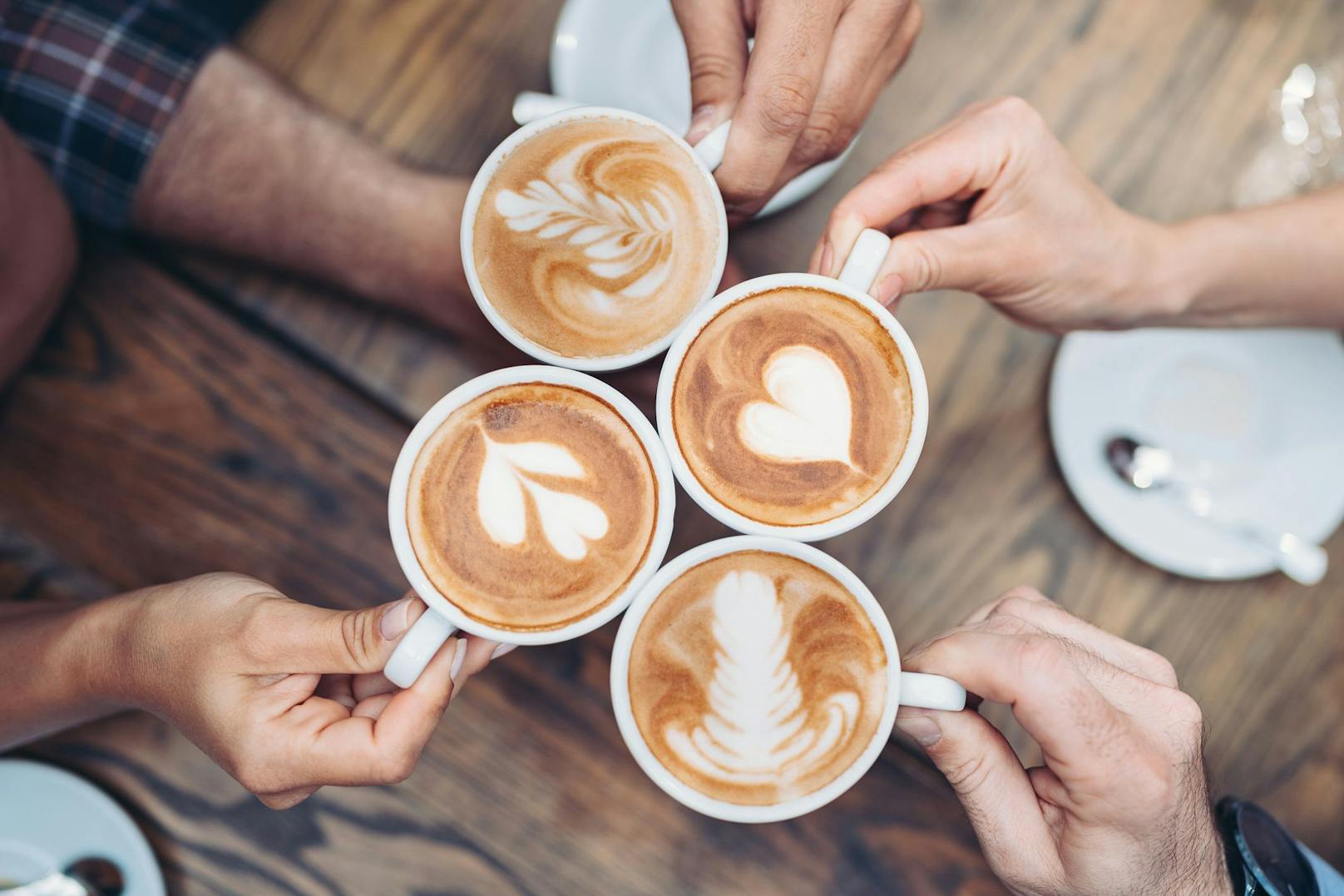 <strong>Cappuccino</strong>: Ein guter Cappuccino sollte zu gleichen Teilen Espresso, Milch und Milchschaum enthalten. Dadurch ergibt sich auch der kleine, aber feine Unterschied zur Wiener Melange, die nur mit einer&nbsp;kleinen Haube Milchschaum serviert wird.