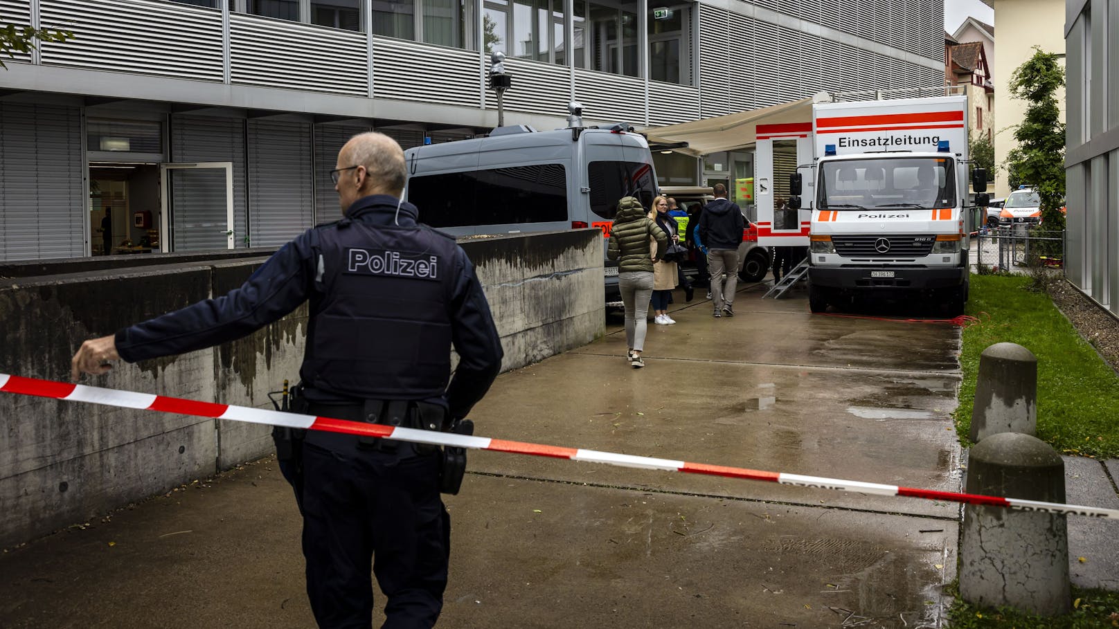 Laut der Stadtpolizei Zürich griff ein Mann beim Berninaplatz im Kreis 11 mehrere Kinder an und verletze sie dabei.