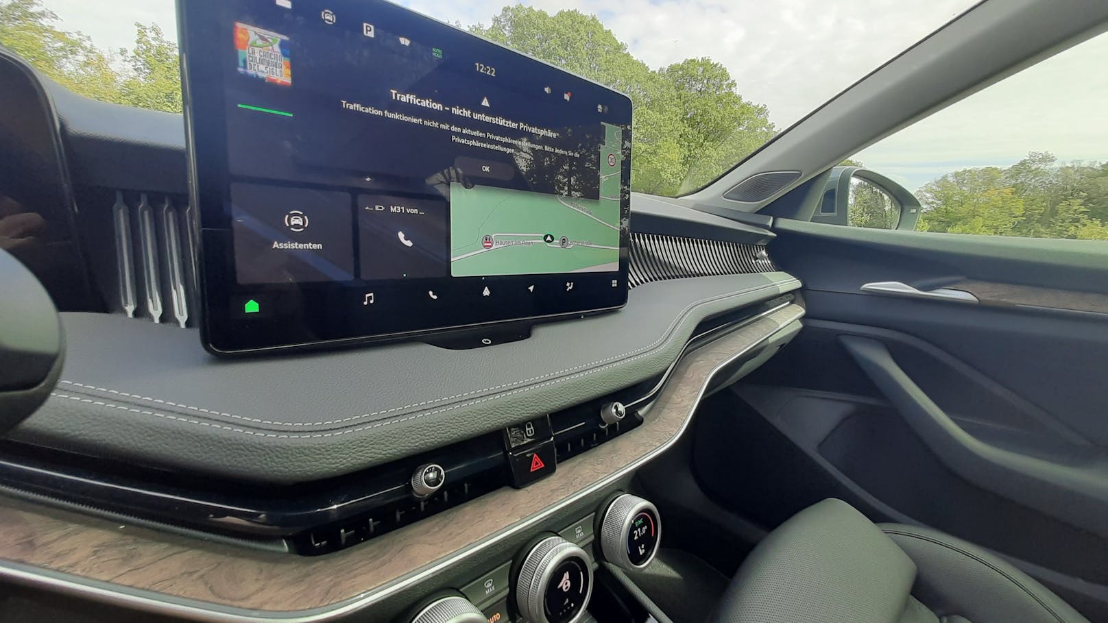 Das Infotainment-System mit dem 13 Zoll großen Bilschirm.