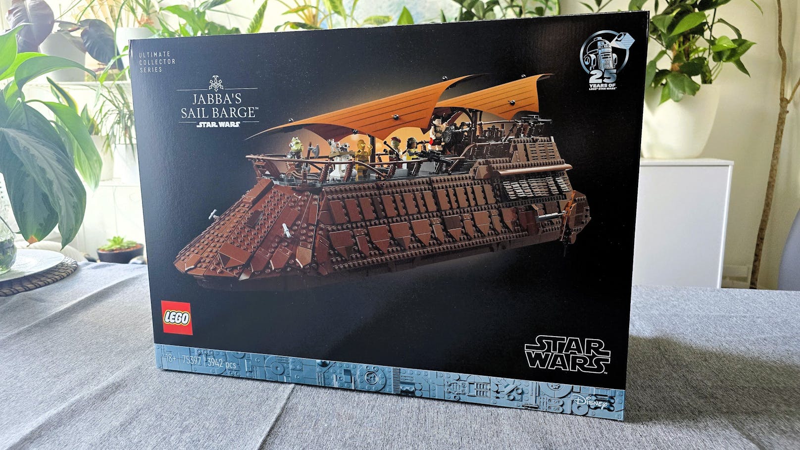 Der Karton von&nbsp;LEGO Star Wars Jabbas Segelbarke ist riesig, schwarz und mit dem aufgedruckten Konterfei der "Sail Barge" versehen.