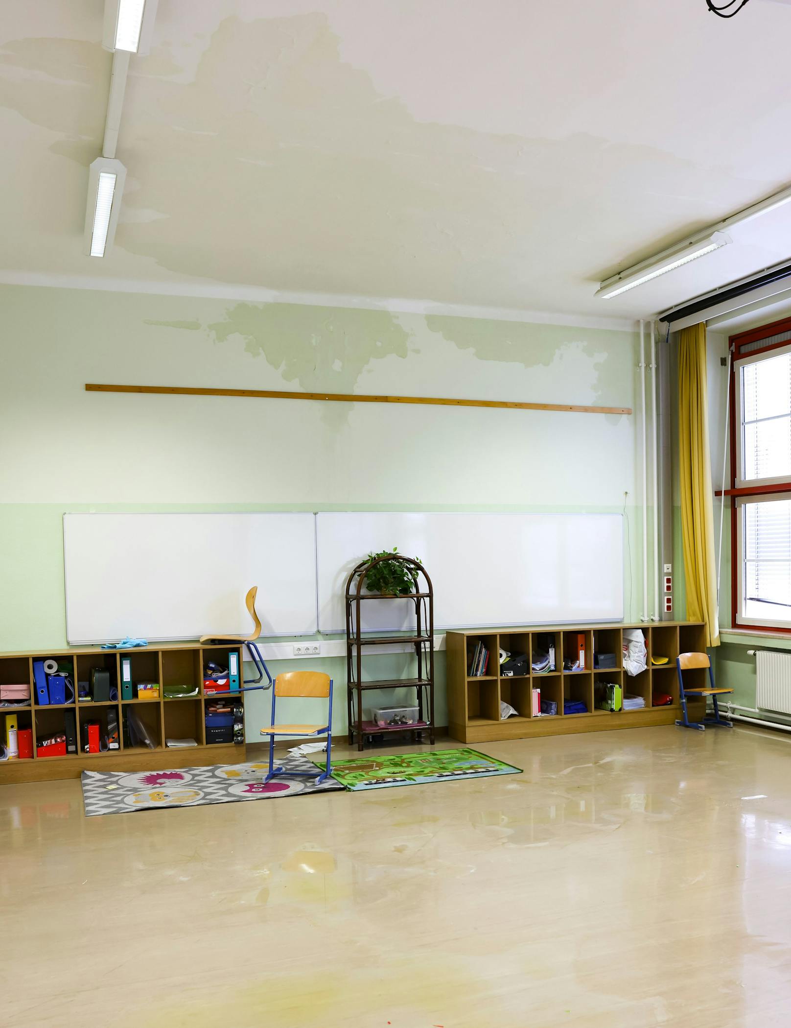 In der Linzer Diesterwegschule gibt es schwere Schäden. Die Polizei sucht nun nach den Tätern.