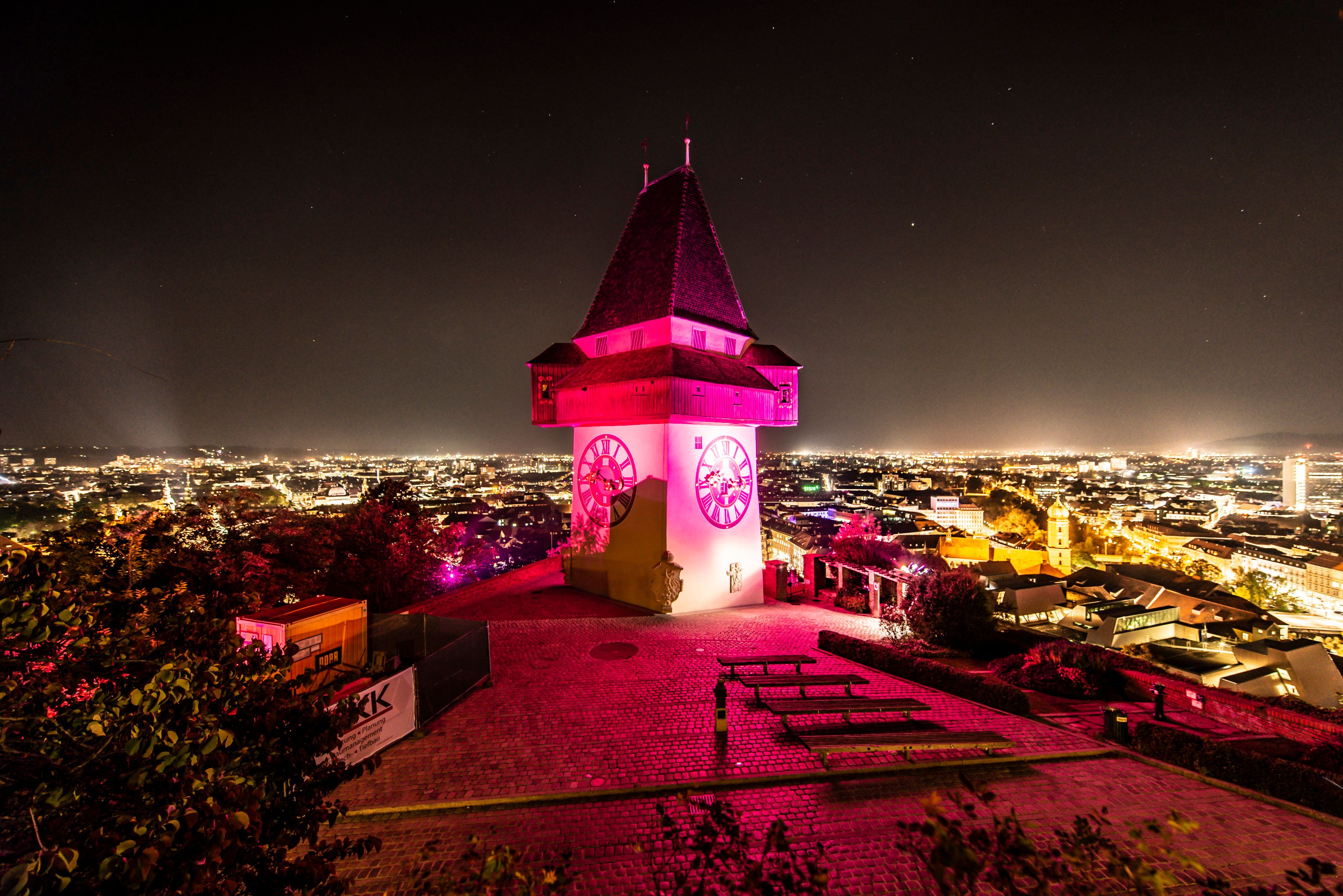 Der Grazer Uhrturm erstrahlt im Brustkrebs-Monat Oktober wieder in pink.<studio@fotofischer.at></studio@fotofischer.at>