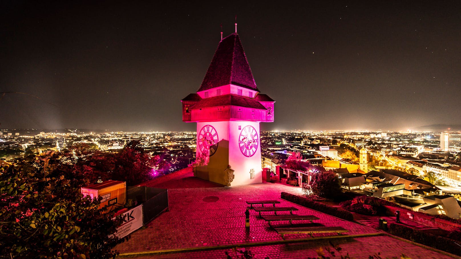 Grazer Uhrturm erstrahlt in pink – Grund ist wichtig