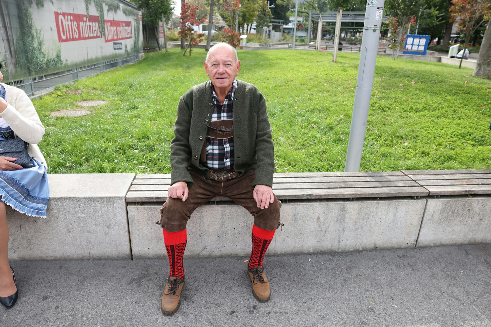 Gustav (85), gerade auf dem Weg zu einem Oktoberfest ist, erklärt: „Am Tag fühle ich mich sicher, aber nachts gehe ich hier nicht mehr hin. Man hört einfach zu viel.“ 