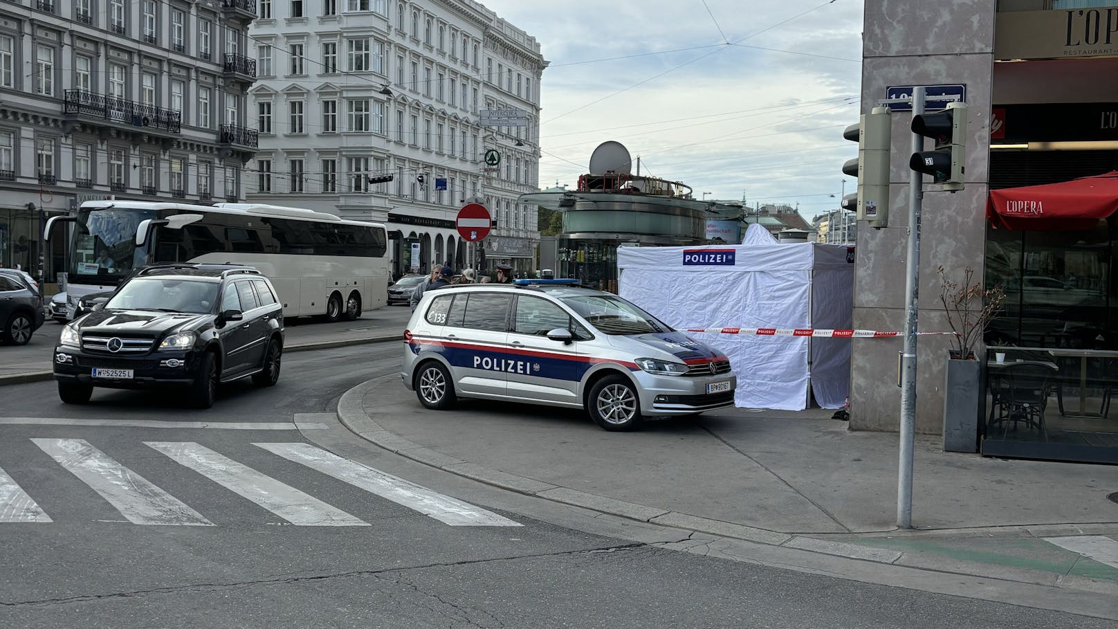 Polizeieinsatz beim Würstelstand "Zur Oper".