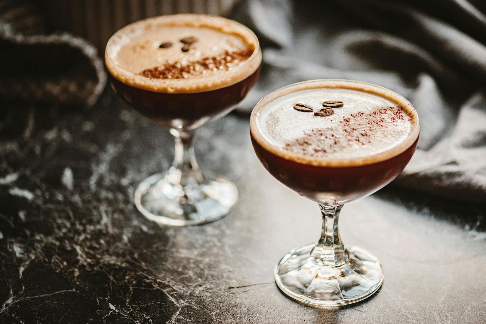 <strong>Espresso Tonic oder Espresso Martini:</strong> Diese Drinks werden für gewöhnlich nach der Arbeit oder am Abend genossen - erstes alkoholfrei, mit Tonic, zweiteres mit Wodka und Kaffeelikör.