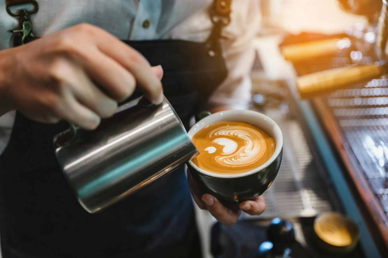 <strong>Wiener Melange</strong>: Wiener Melange oder Cappuccino, eine alte Streitfrage. Dabei ist der Unterschied hier gar nicht so groß. Um eine traditionelle Wiener Melange zuzubereiten, braucht es einen Achtelliter Espresso. Dazu kommt wiederum ein Achtelliter aufgeschäumter Milch. Anschließend füllt man das restliche Glas bzw. die restliche Tasse noch mit Milchschaum auf.