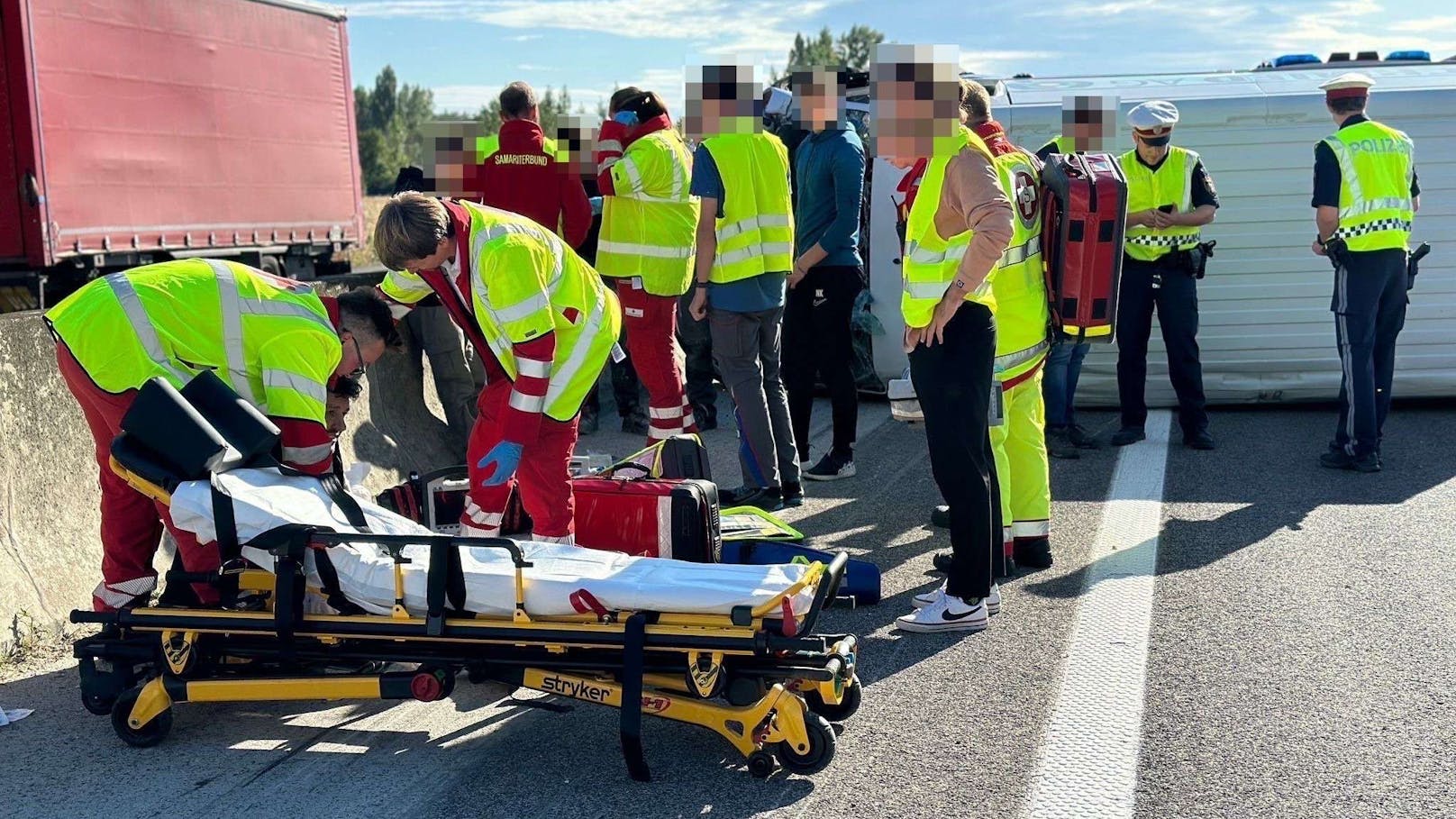 Der Lieferwagen kam auf der Seite zu liegen. Drei Personen wurden verletzt.