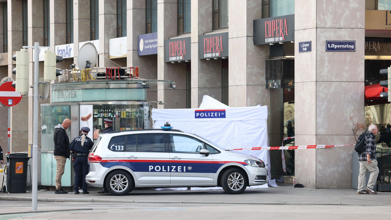 Hinter dem Imbiss wurde ein Zelt aufgebaut, die Leiche wird obduziert.