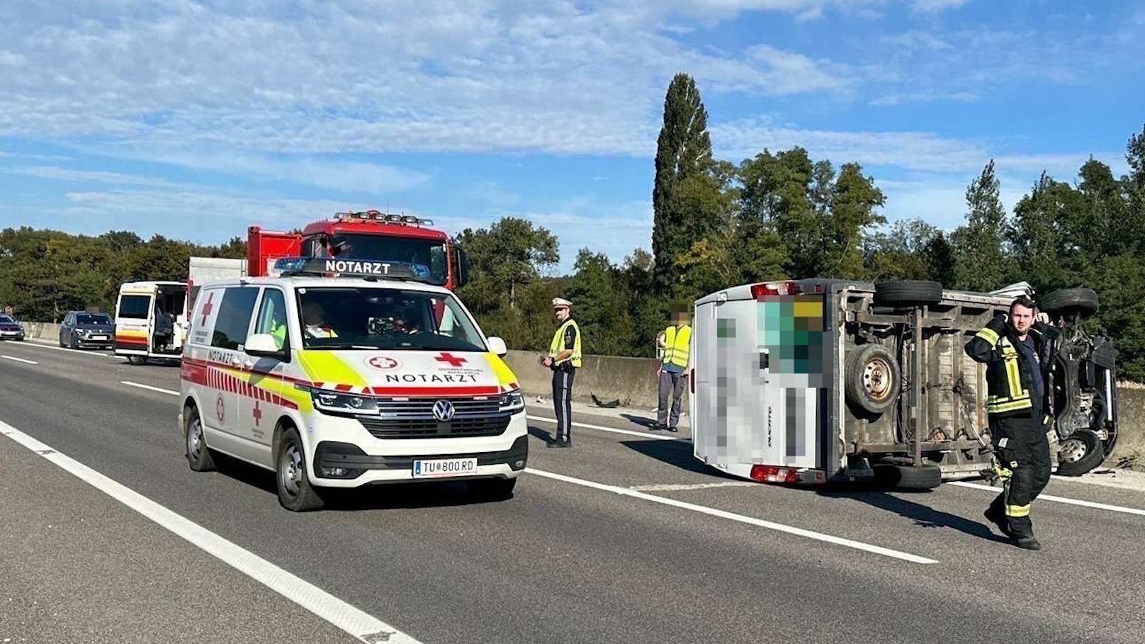 Der Lieferwagen kam auf der Seite zu liegen. Drei Personen wurden verletzt.