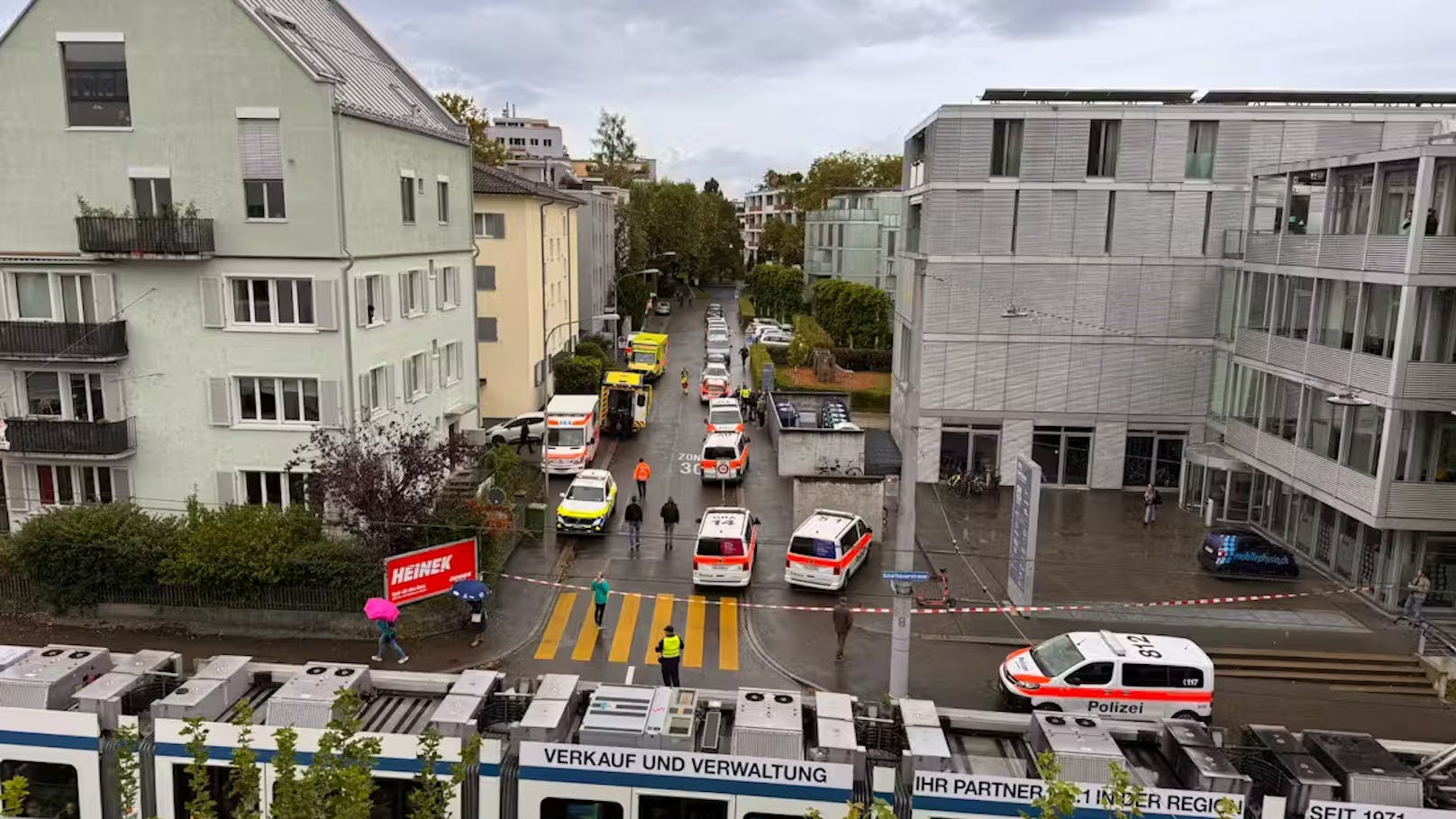 Großeinsatz! Mann verletzt mehrere Kinder in Kinderhort