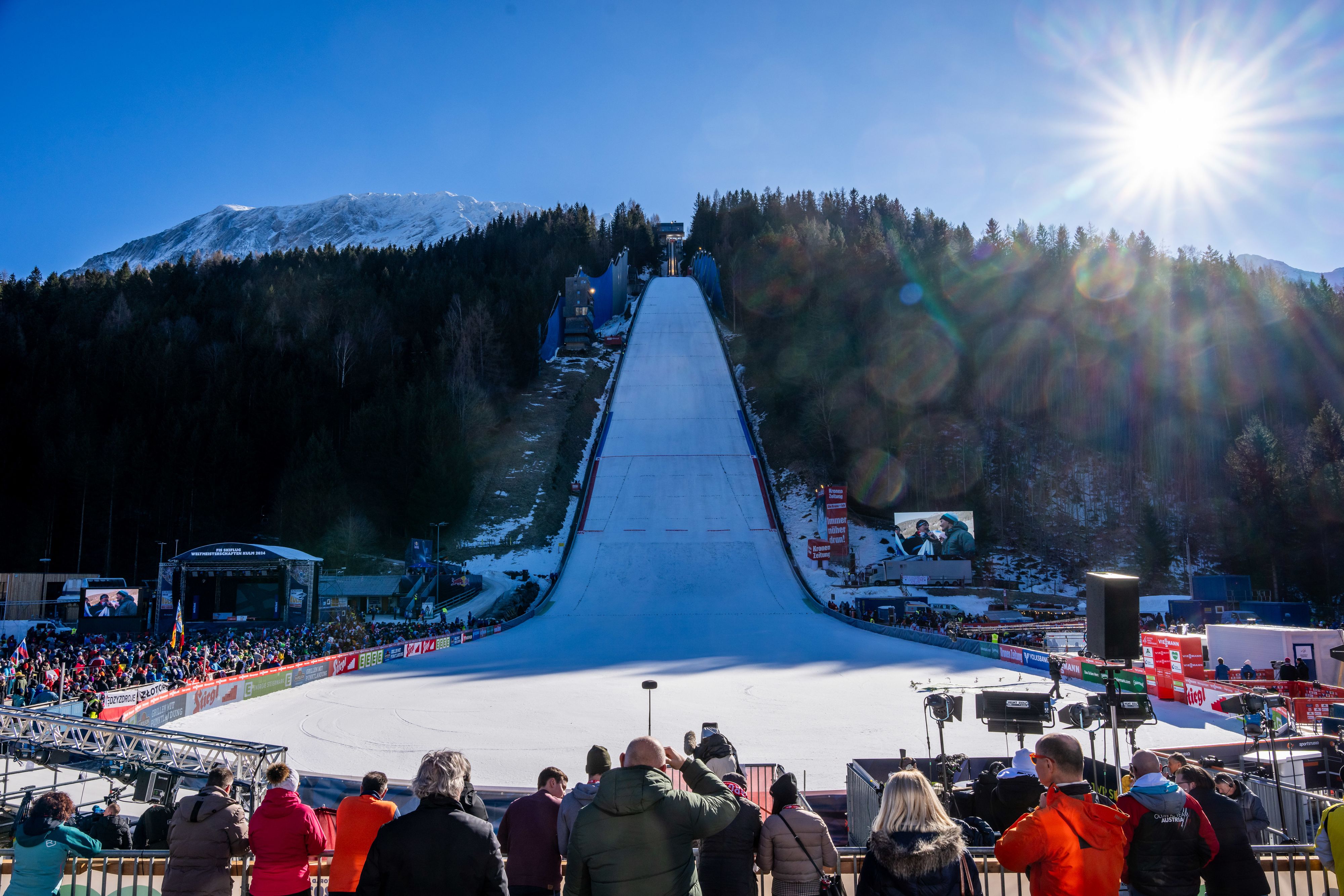 Die Nordischen Kombinierer feiern ihre Premiere in der Steiermark.