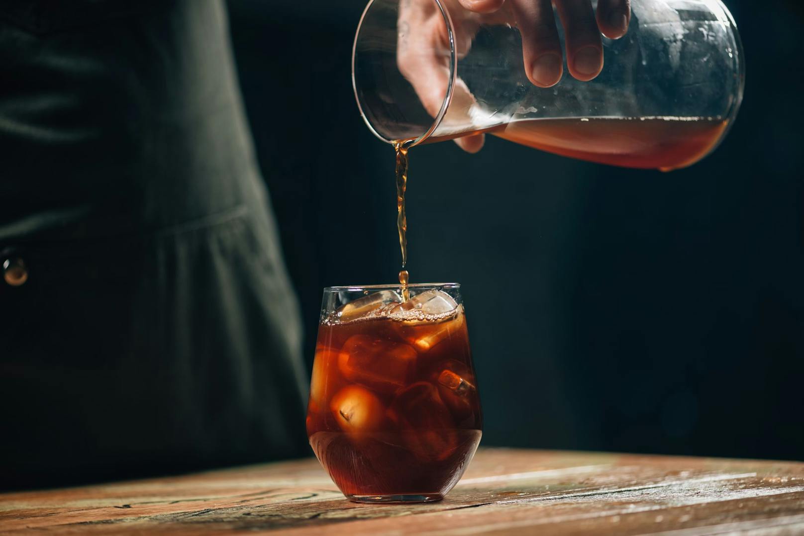 <strong>Cold Brew Coffee:</strong>&nbsp;Hier handelt es sich um einen sanften, kalt gebrühten Kaffee, meist mit Eiswürfeln serviert.