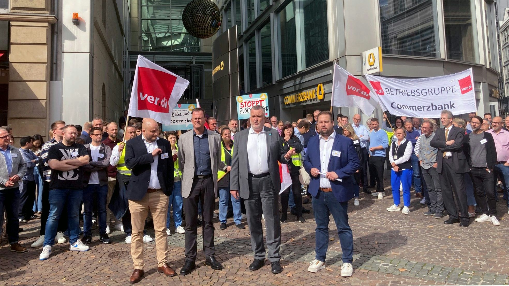 Nun protestierten rund 250 Beschäftigte gegen eine Übernahme der Commerzbank durch die Unicredit 