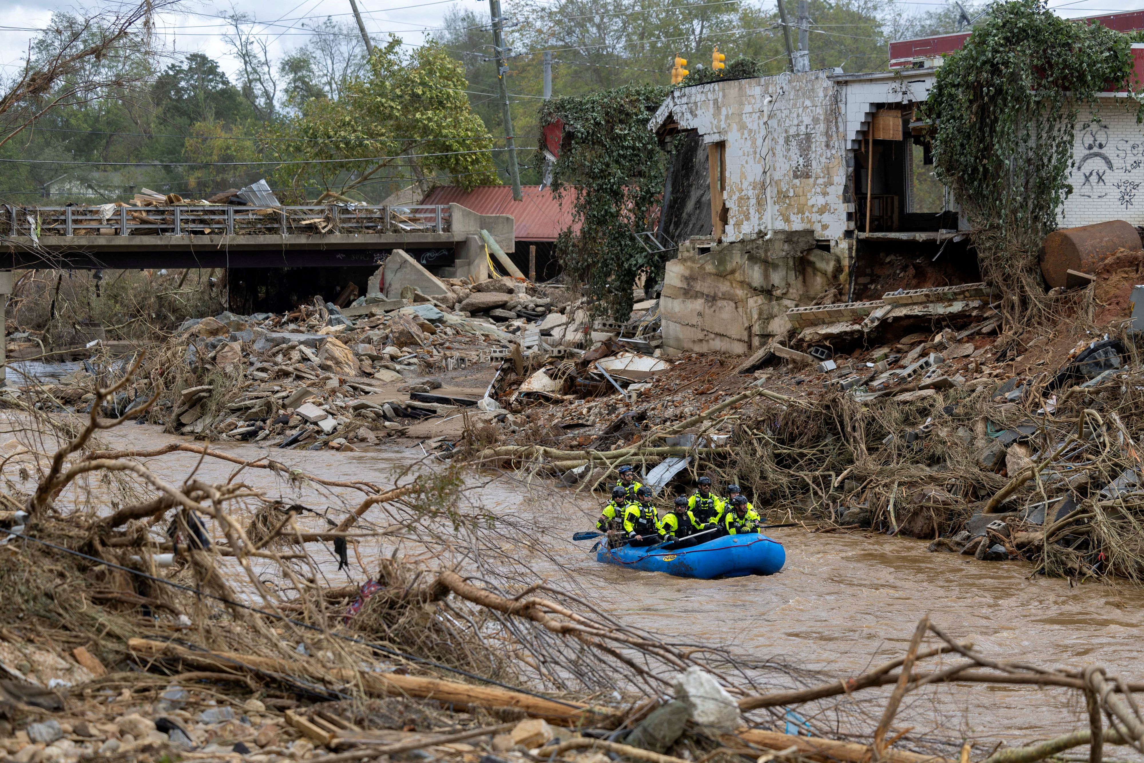 Totale Zerstörung: Ein Rettungsteam am Fluss Swannanoa in North Carolina.