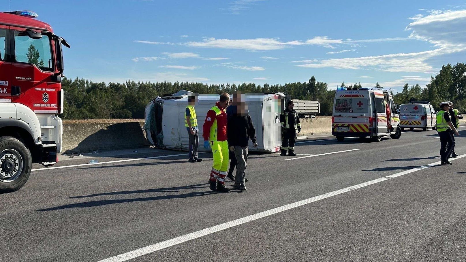 Der Lieferwagen kam auf der Seite zu liegen. Drei Personen wurden verletzt.