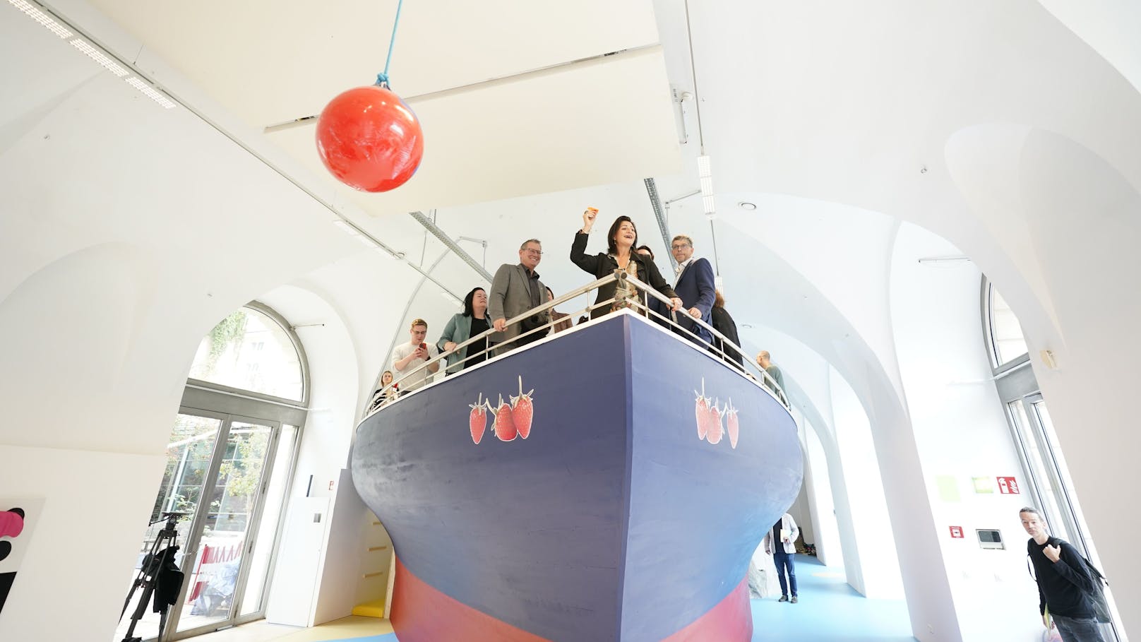 Veronica Kaup-Hasler, Amtsführende Stadträtin für Kultur und Wissenschaft (vorne) auf dem Boot, als Teil der Mitmachausstellung