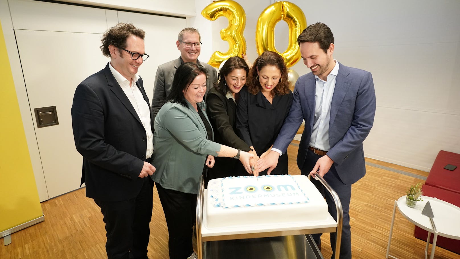 (V.l.n.r.) Bezirksvorsteher Markus Reiter, Gemeinderätin und Vorstandsvorsitzende ZOOM Kindermuseum Nicole Berger-Krotsch, Kulturstadträtin Veronica Kaup-Hasler, ZOOM-Direktorin Andrea Zsutty, Vizebürgermeister Christoph Wiederkehr schnitten die Jubiläumstorte an