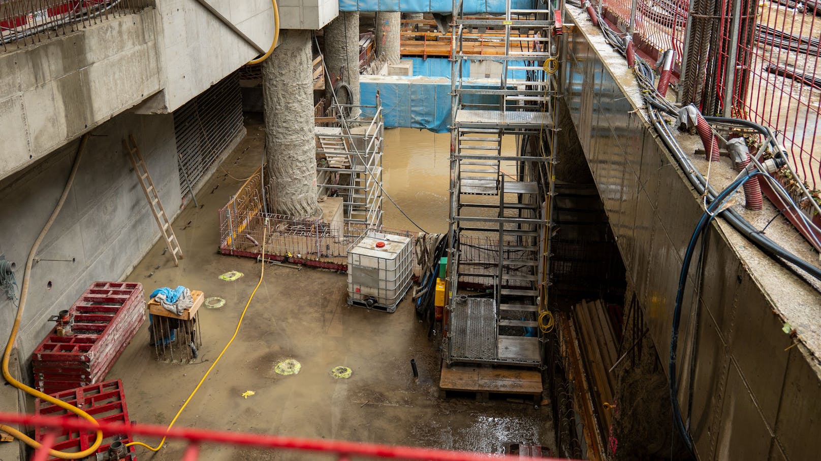 Noch immer steht das Wasser in der Baustelle