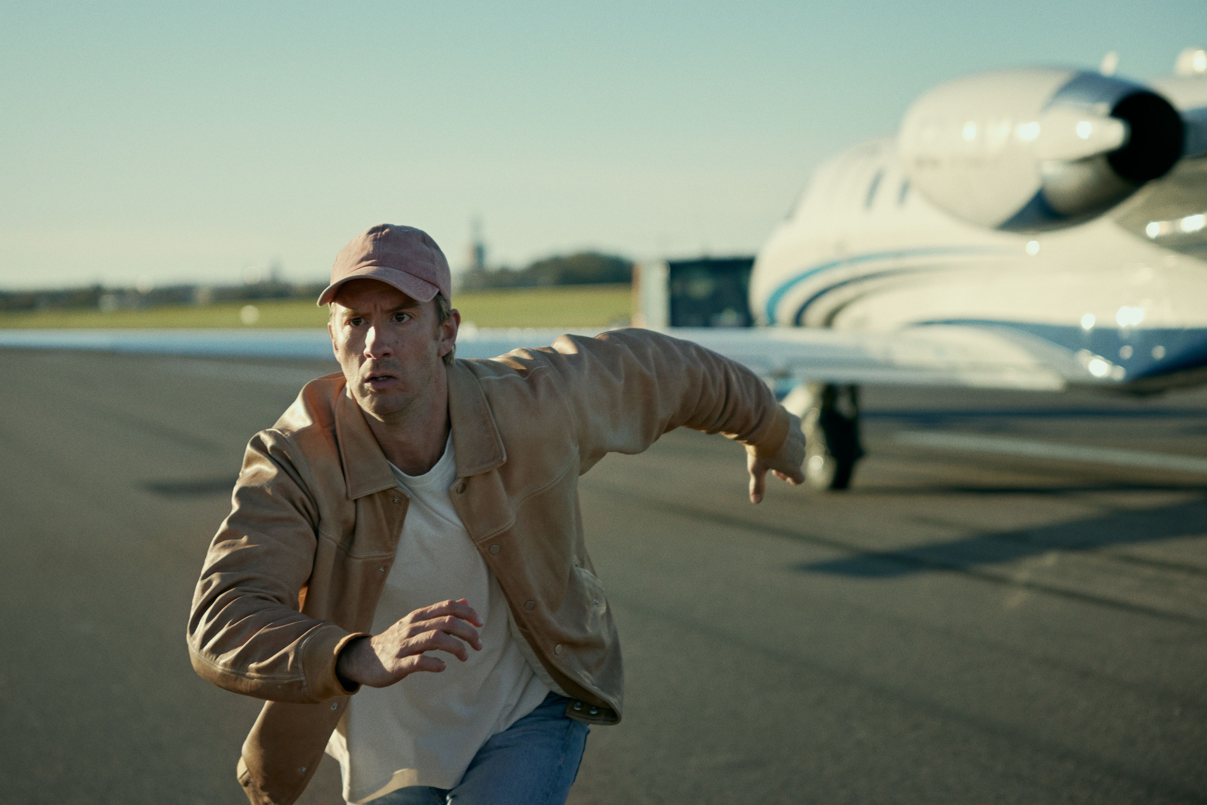 Filip Berg spielt Conny, der aus dem Gefängnis ausbricht.