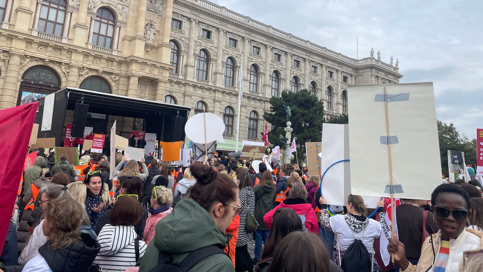 Die GPA unterstützt die Forderungen der Anwesenden