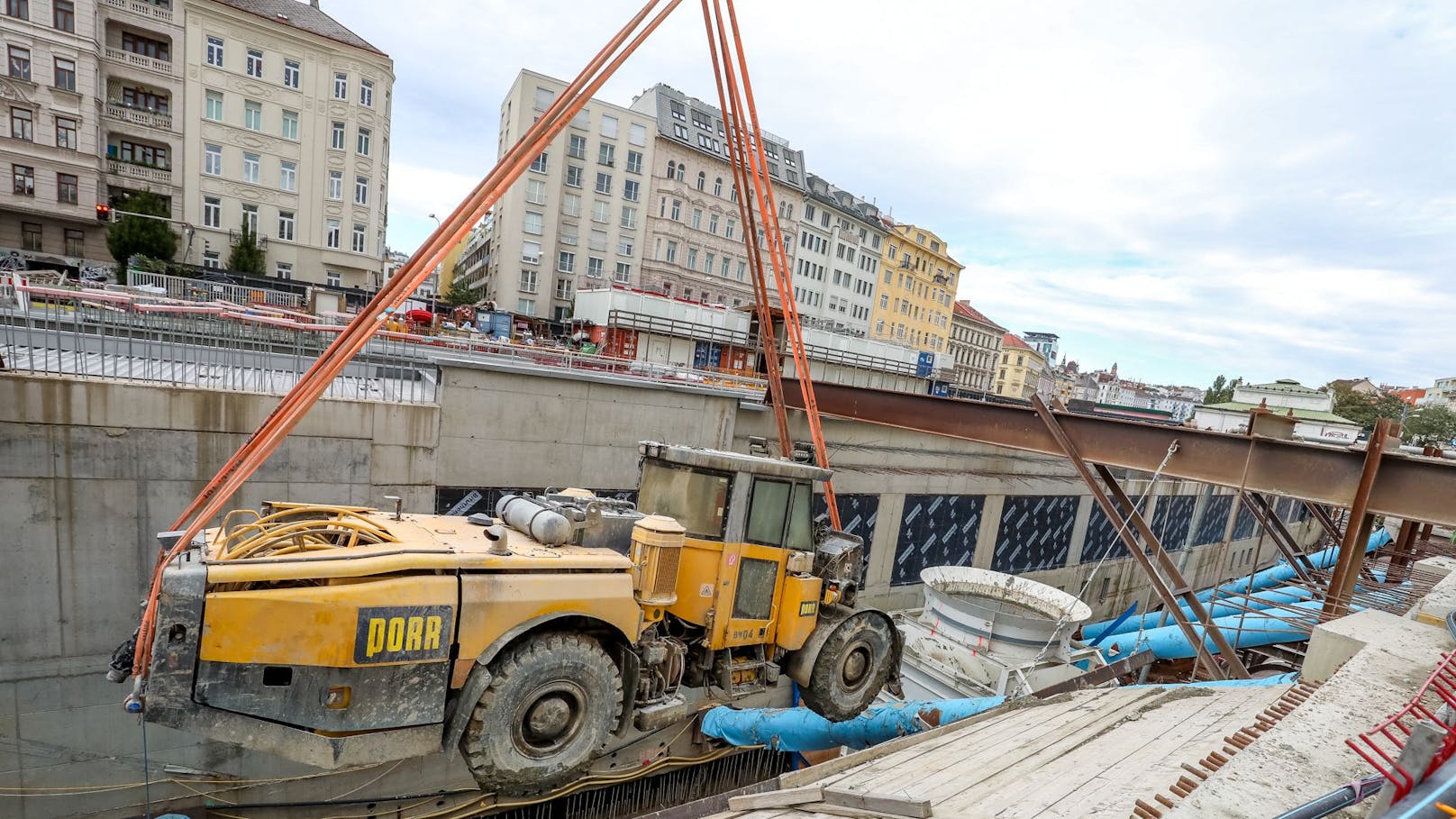 Die Einsatzfahrzeuge werden in die unterirdischen Baustellen gehoben