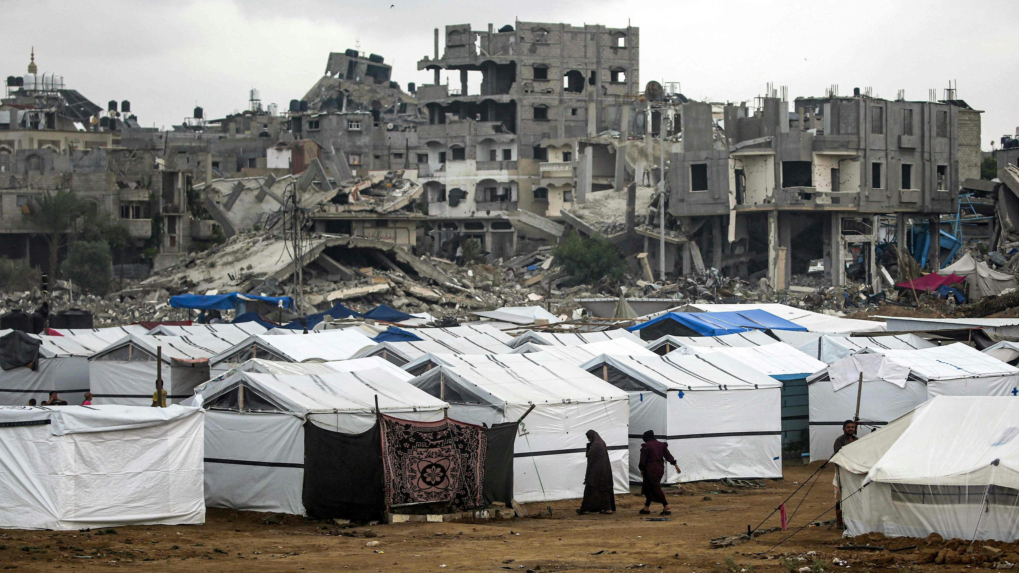 Das Flüchtlingslager Bureij im Gazastreifen vor den Ruinen von Gaza Stadt