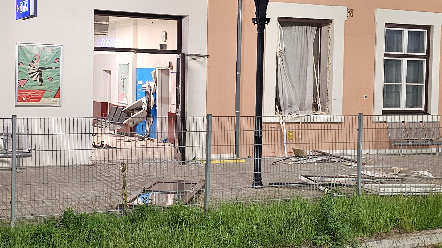 Gegen 3,30 Uhr alarmierten Augenzeugen die Polizei. Ein Bankomat wurde gesprengt.