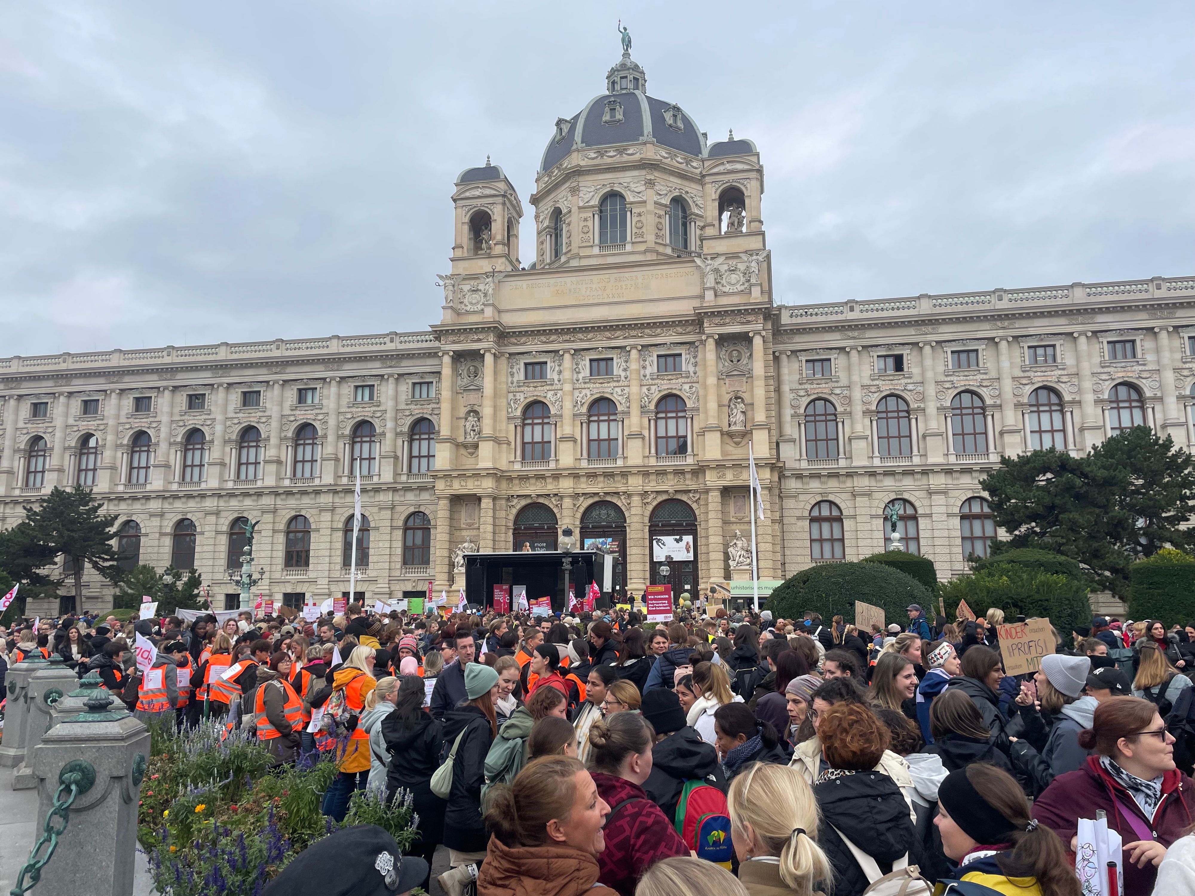 Auf dem Maria-Theresien-Platz demonstrierten die Erzieher.