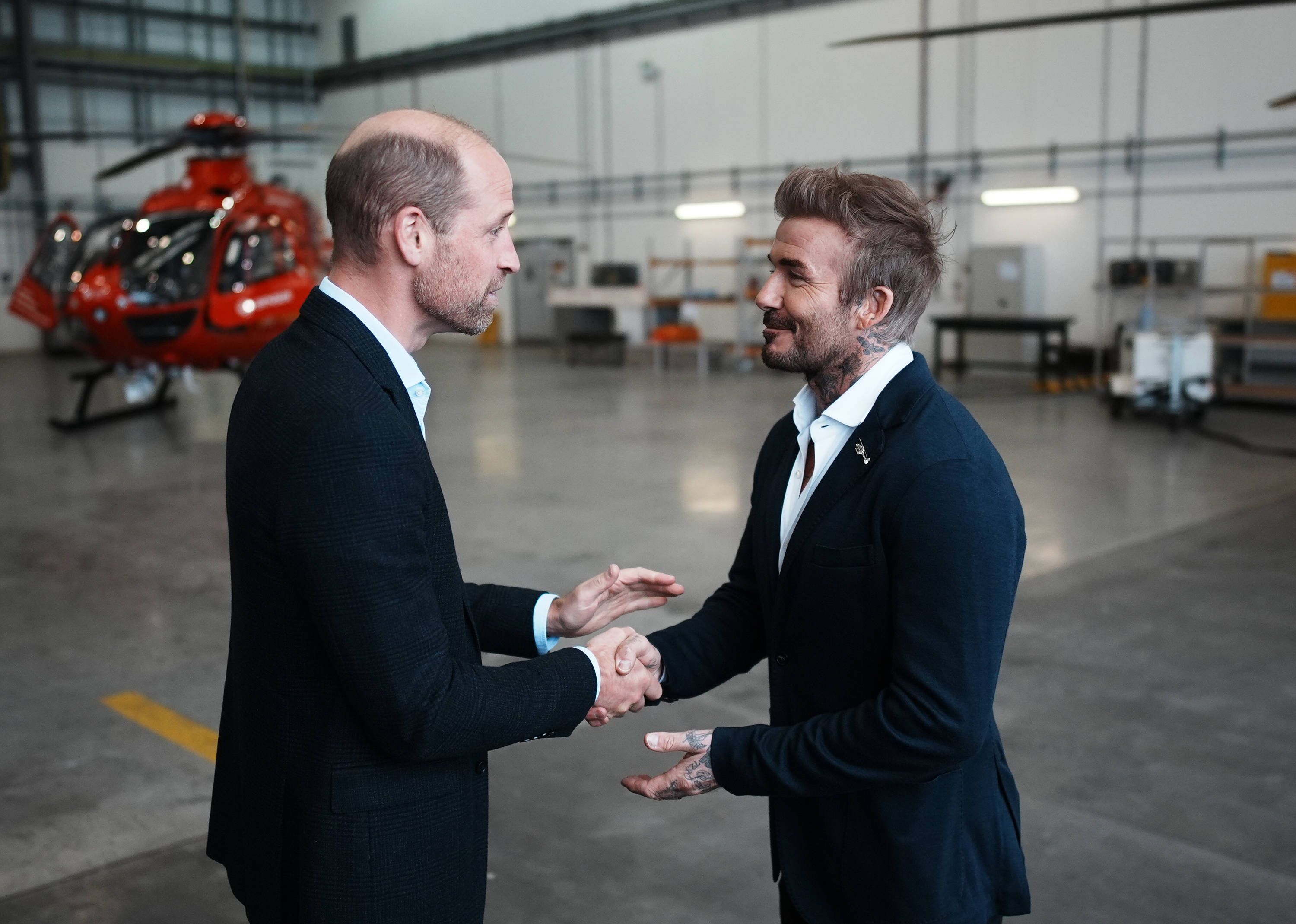 Prinz William und David Beckham bei der Besichtigung vom Millionen-Helikopter.