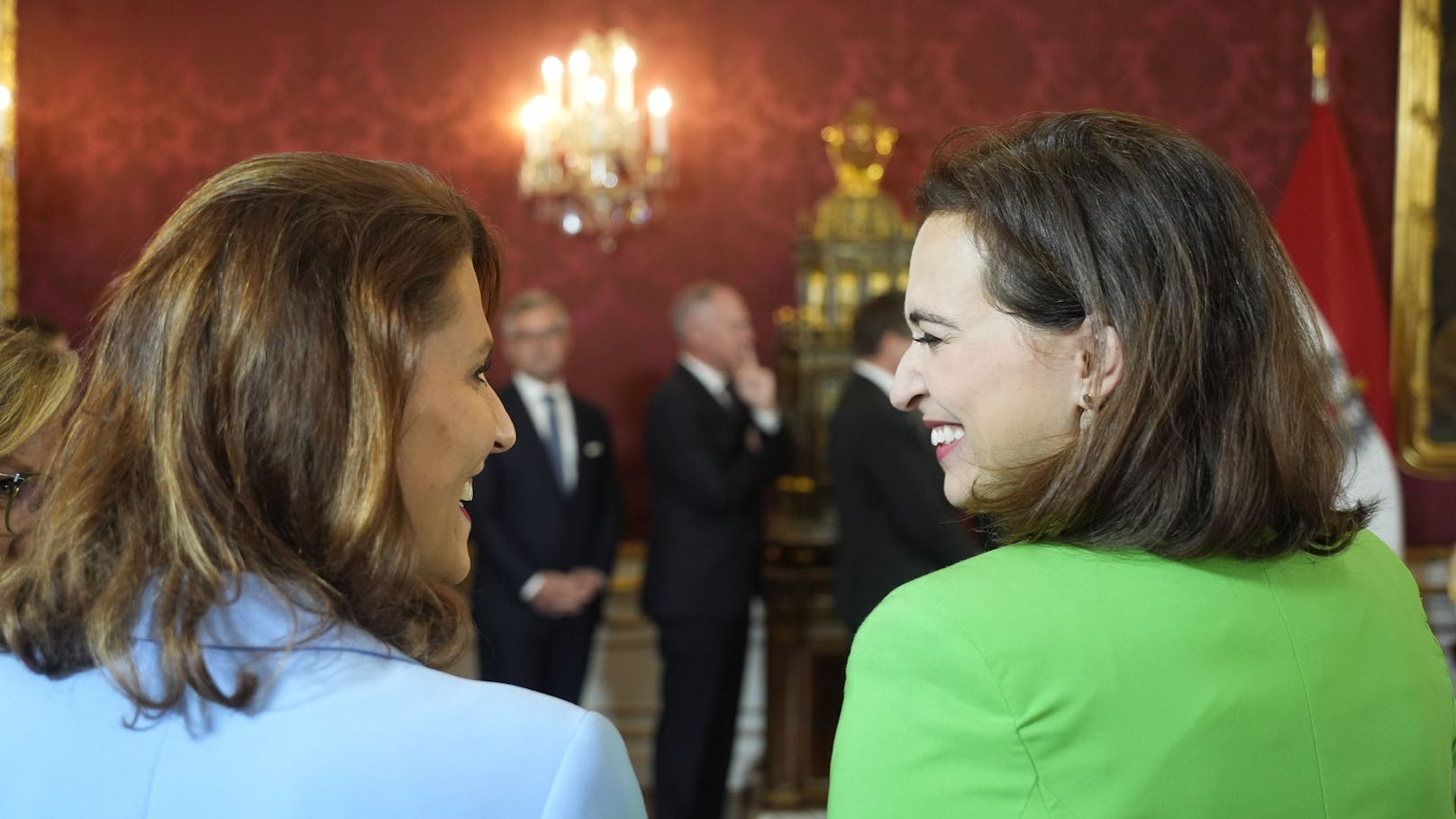 Gemeinsam herzlich lachen: Karoline Edtstadler und Alma Zadic.