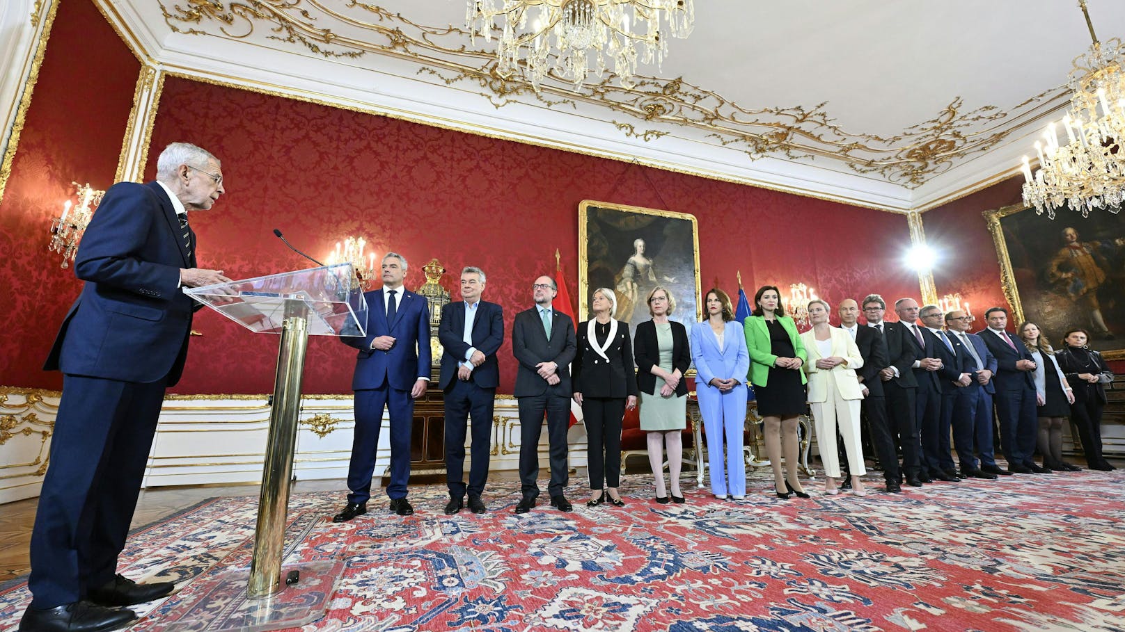 Bundespräsident Van der Bellen empfing am Mittwoch das Regierungsteam in der Hofburg.