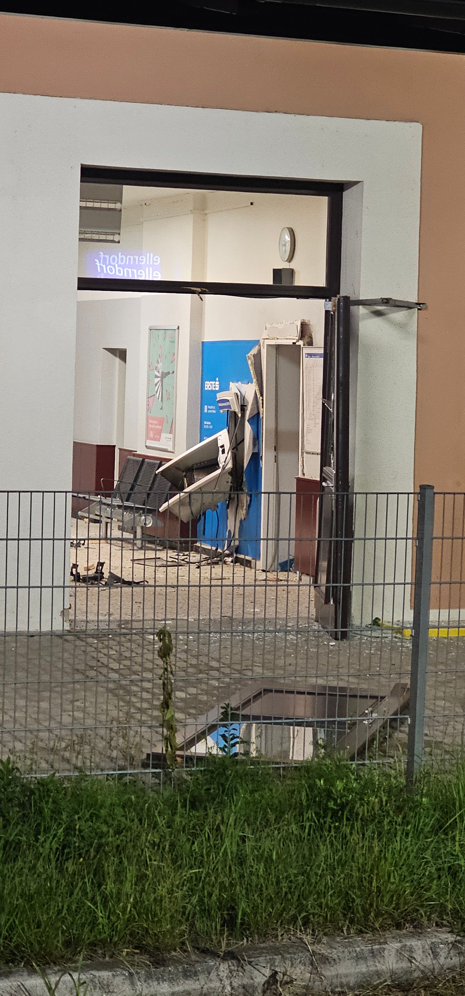 Die Explosion riss die Bewohner Zellerndorfs aus dem Schlaf. Vom Bankomaten sind nur noch Trümmer übrig.