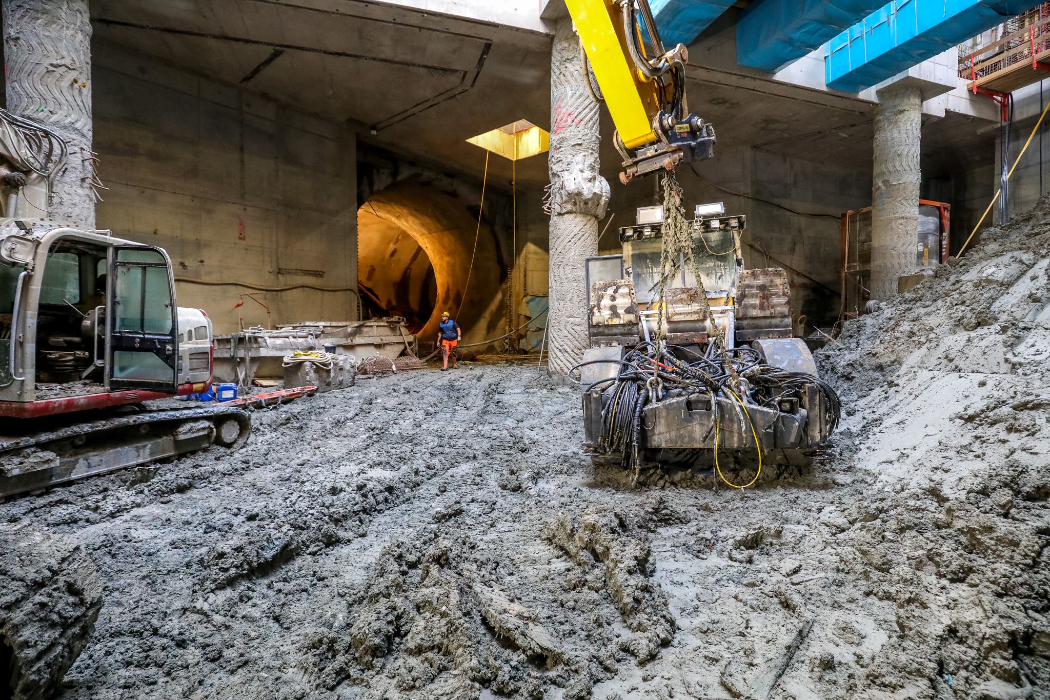 Durch das Hochwasser standen zahlreiche Spezial-Baufahrzeuge und Maschinen unter Wasser und sind nicht mehr einsetzbar.