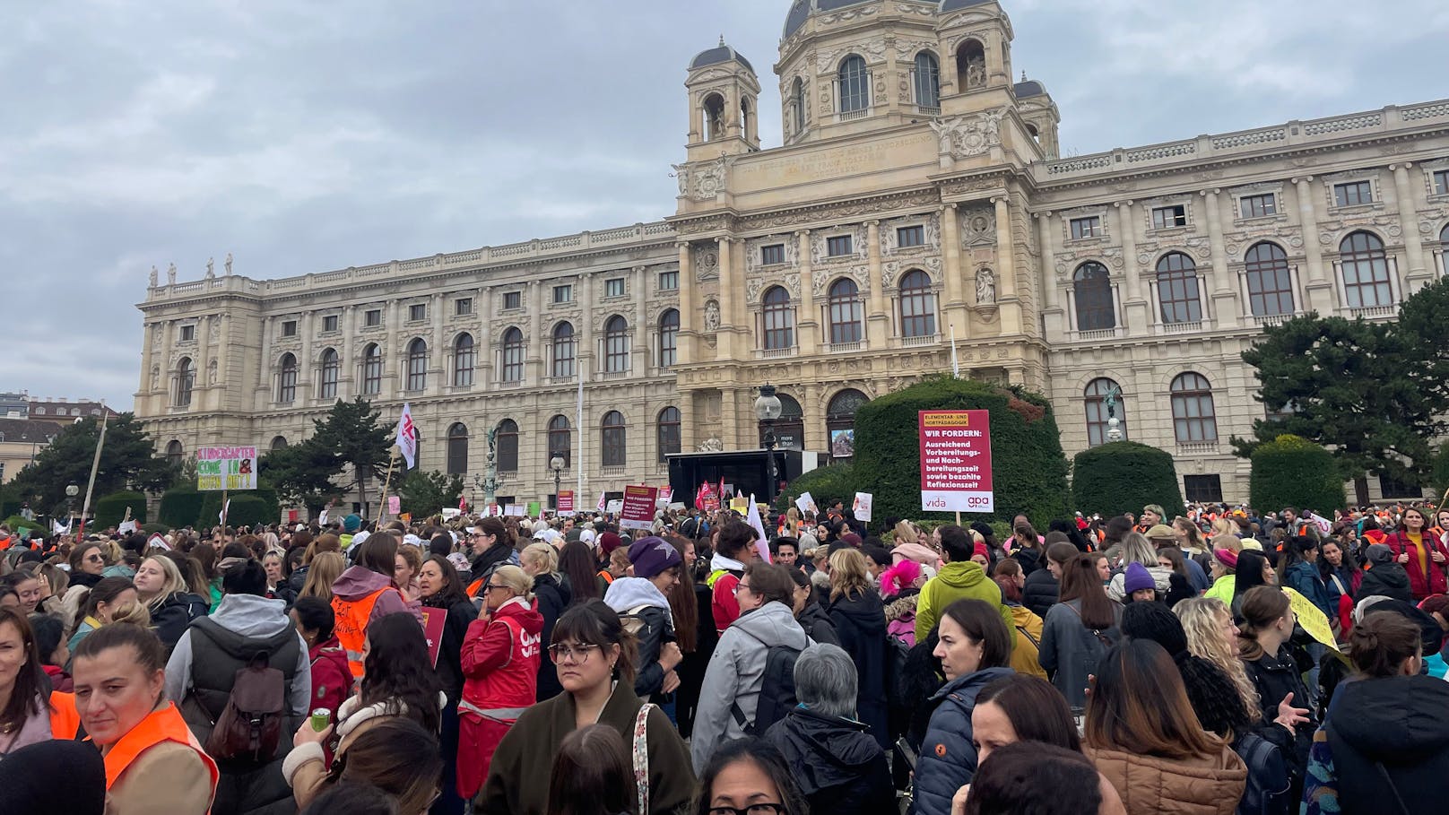 Die Forderungen der Demo waren unter anderem kleinere Gruppengrößen und mehr Gehalt