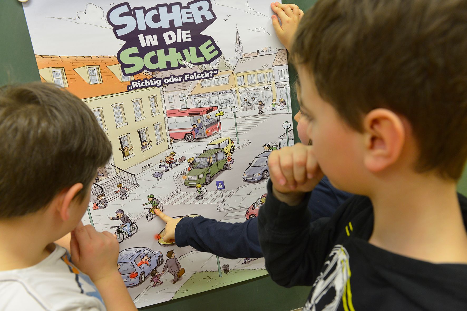 Volksschulen: 10 Stunden Verkehrsunterricht pro Jahr.