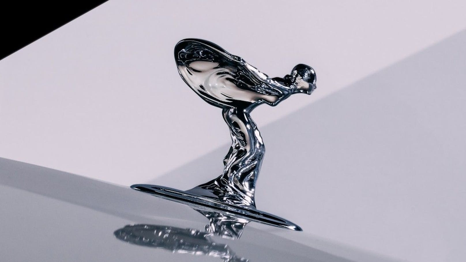 Die Figurine "Spirit of Ecstasy", die auf jeder Motorhaube eines Rolls-Royce thront, wurde durch das Re-Design aerodynamischer und bei allen zukünftigen Modellen in dieser Form eingesetzt.