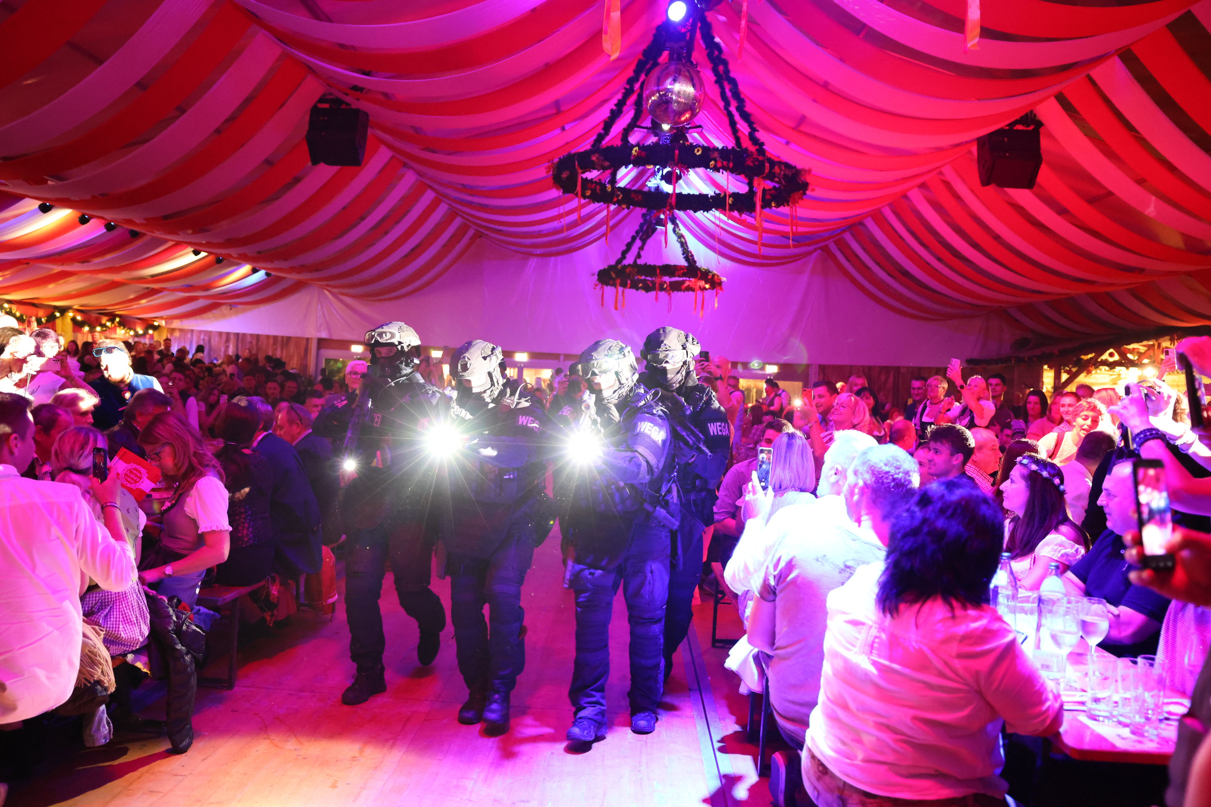 Die Polizei feierte die Präsentation der Polizeikalenders 2025 auf der Wiener Wiesn. 