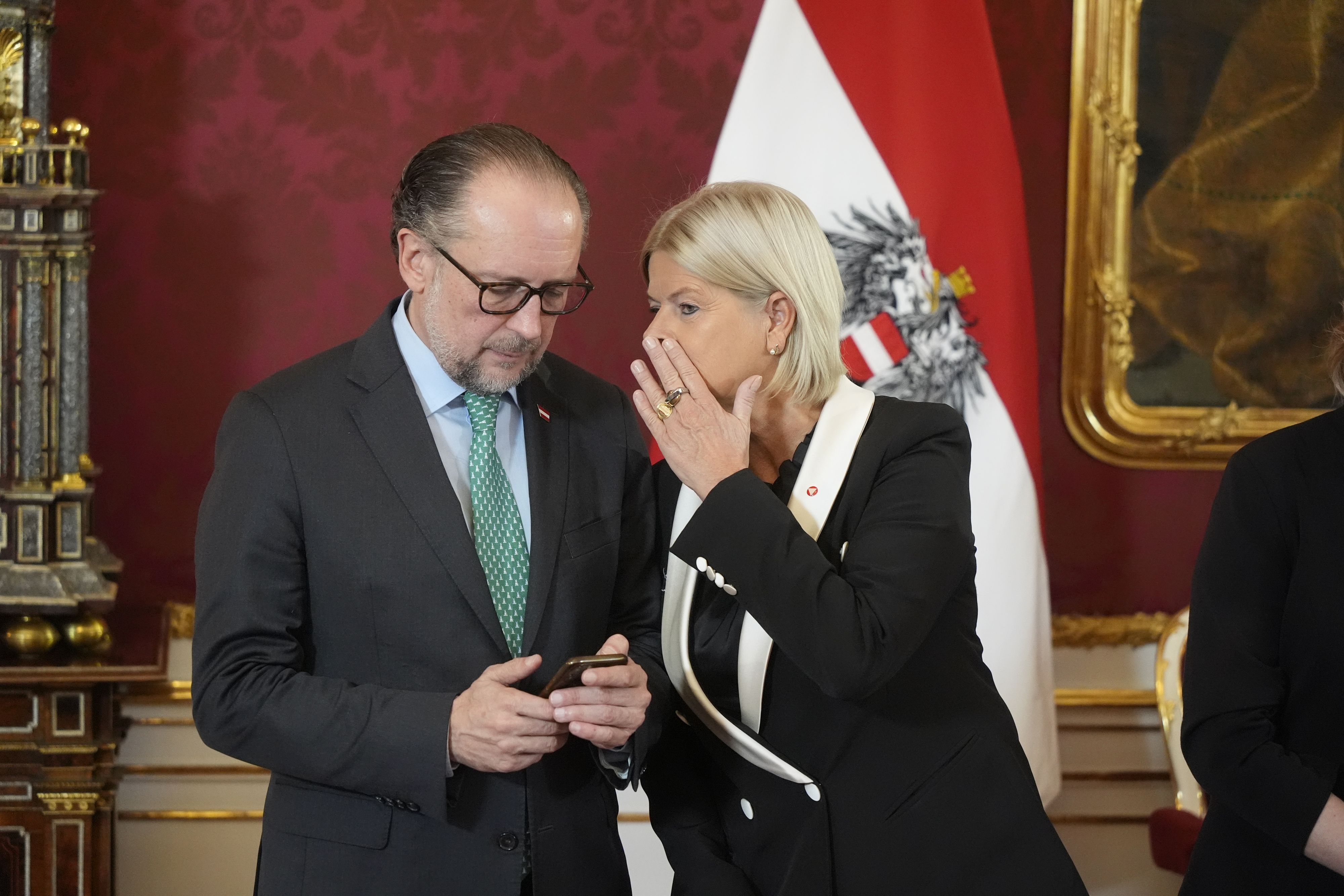 Bis kurz vor Start des offiziellen Termins beim Bundespräsidenten checkte Außenminister Alexander Schallenberg sein Handy – die Nahost-Krise... Verteidigungsministerin Tanner tuschelte mit