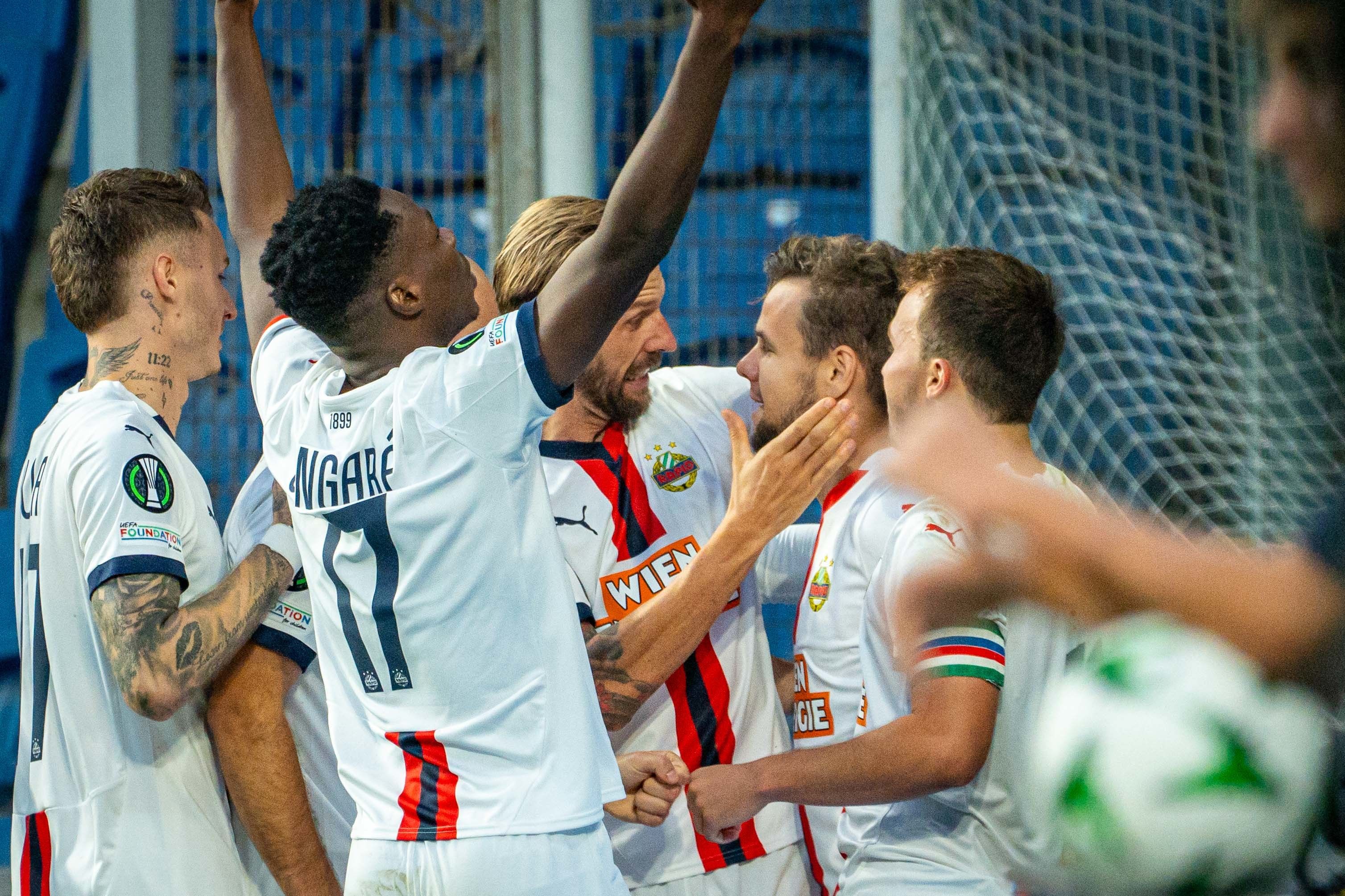 Rapid bejubelt den Sieg in Istanbul.