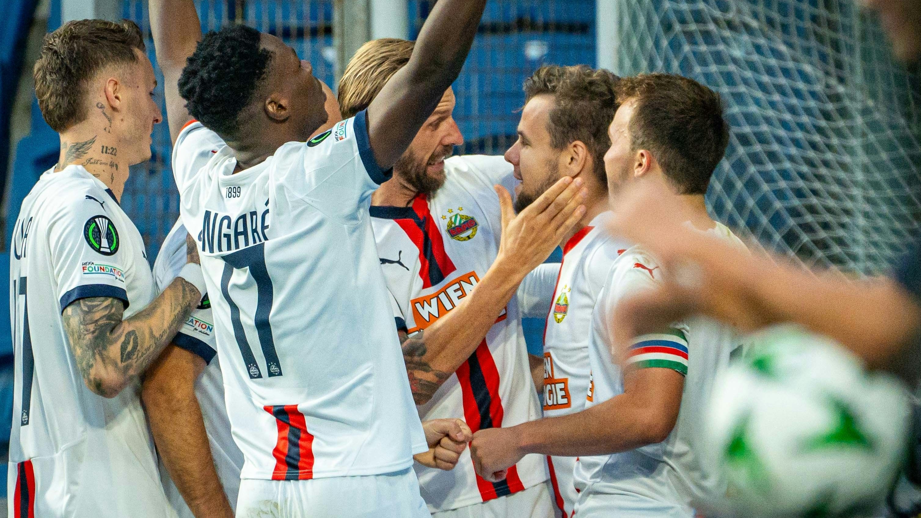 Rapid bejubelt den Sieg in Istanbul.