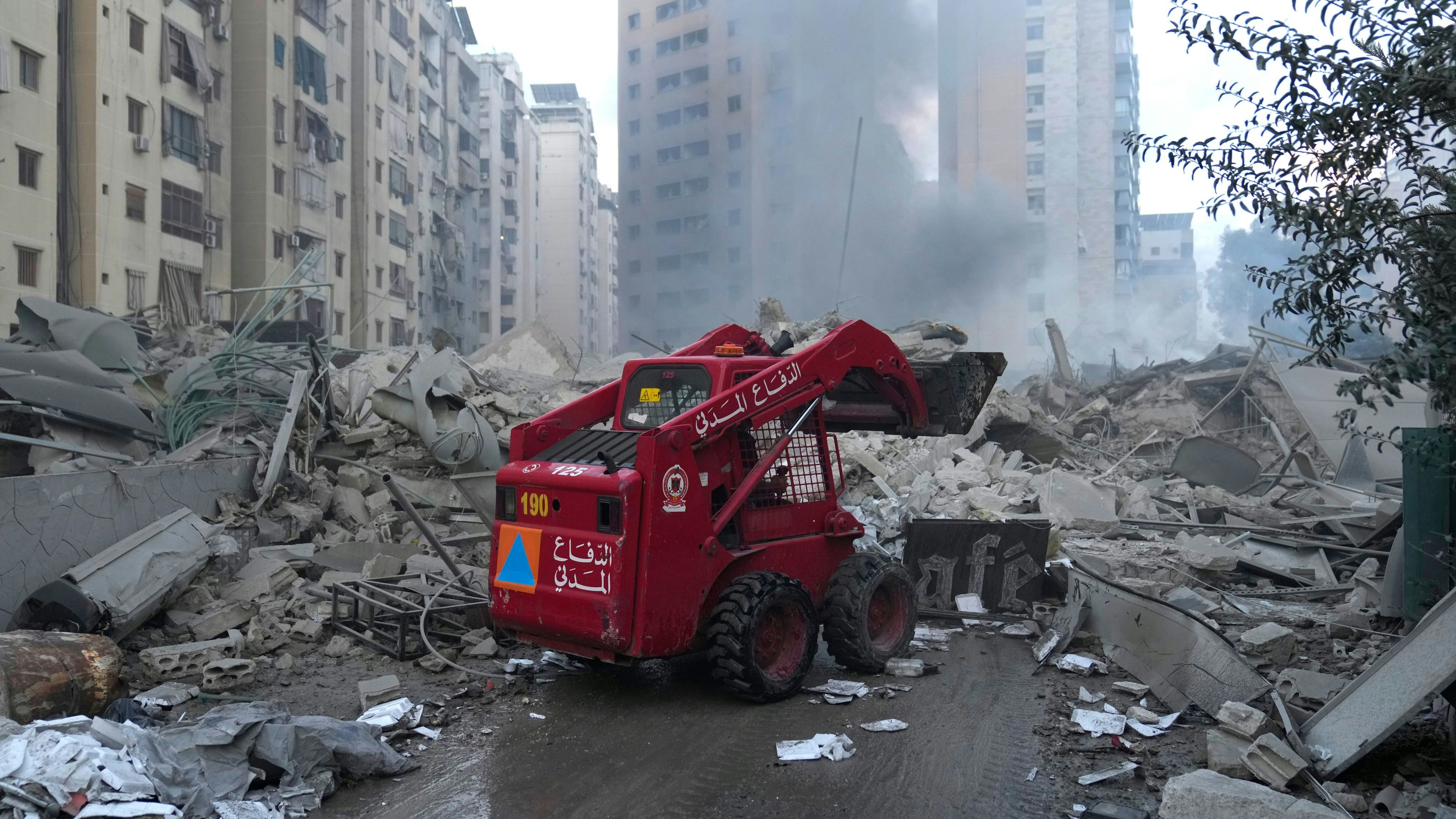 Aufräumarbeiten in Beirut nach einem israelischen Luftangriff