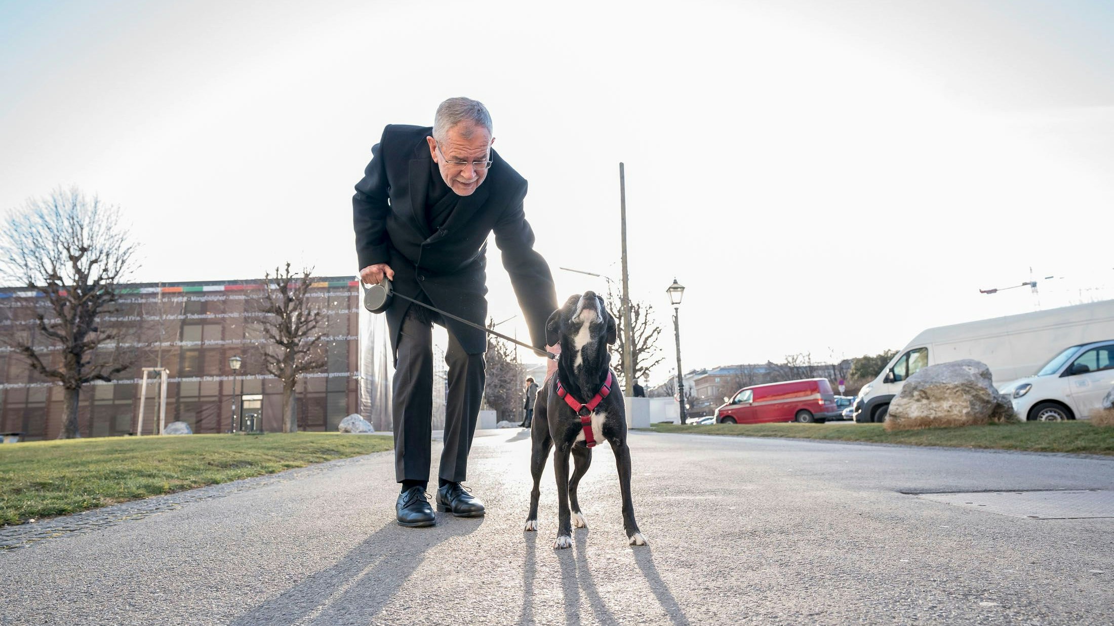 Auch Juli muss einmal für First Dogs: Bundespräsident Alexander van der Bellen bei einem Spaziergang mit seiner Hündin (Archivaufnahme)