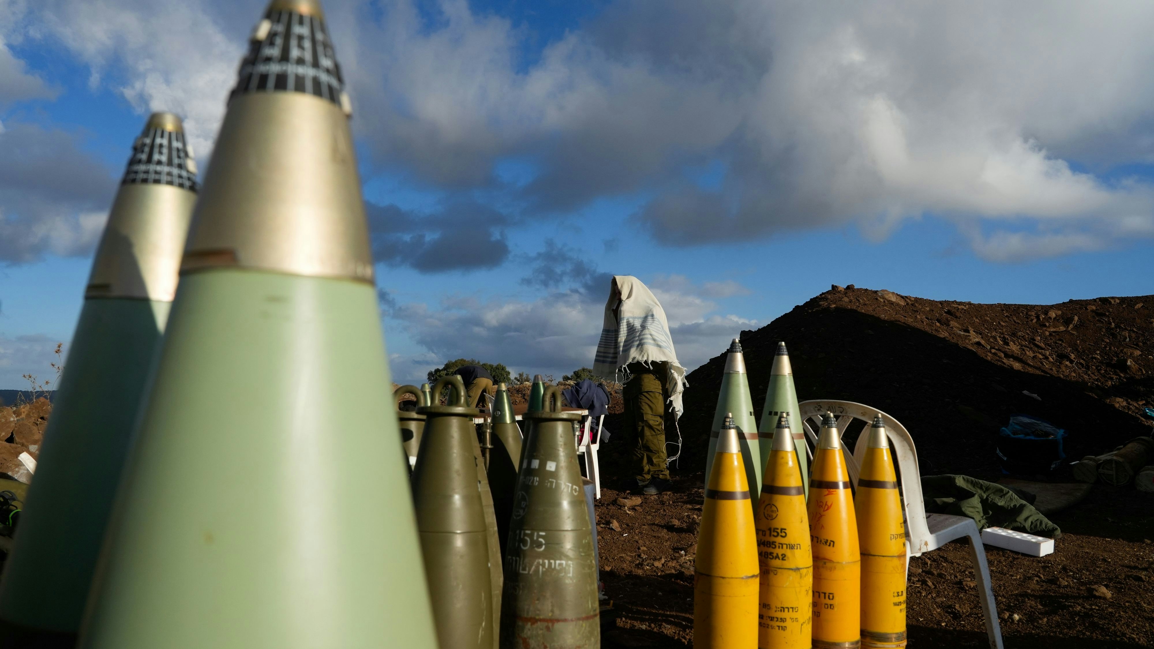 Ein israelischer Soldat im Norden des Landes betet in einer Artilleriestellung