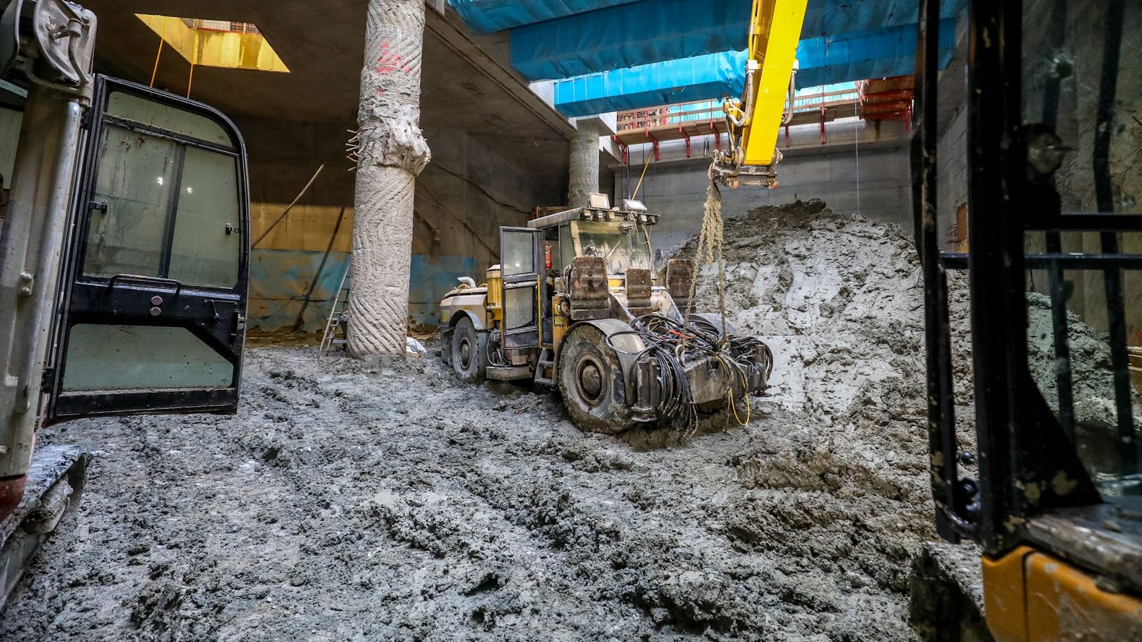 Die Bagger arbeiten auf Hochtouren an der schlammigen Baustelle